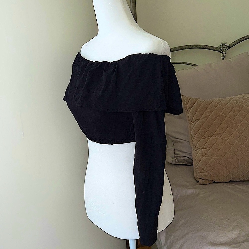 UO Silence + Noise Off-the-Shoulder Crop Top - Picture 3 of 11